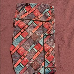 Cvg capri leggings purple paisley large